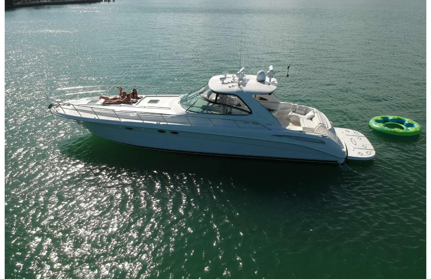 Sea Ray Sundancer luxury yacht in Miami available for private hire