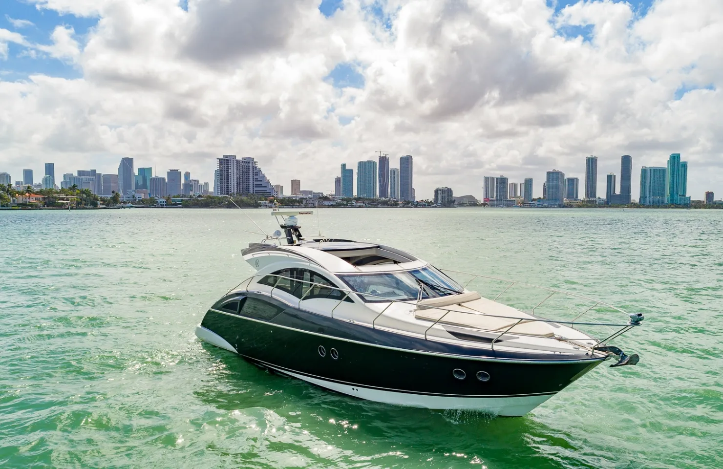 Iate de luxo Marquis disponível para aluguer em Miami