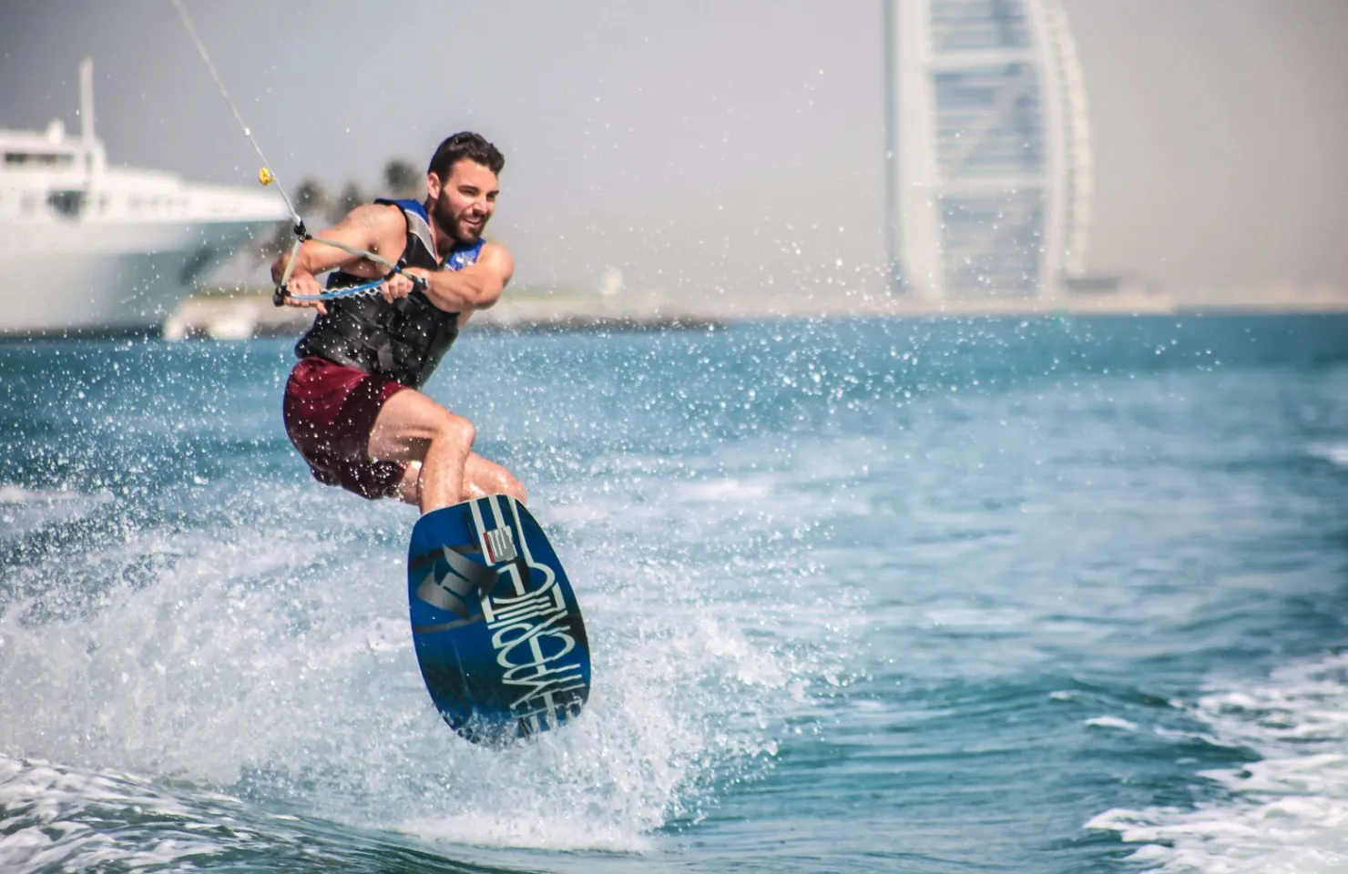 Actualização do Wakeboard com o seu charter no Dubai